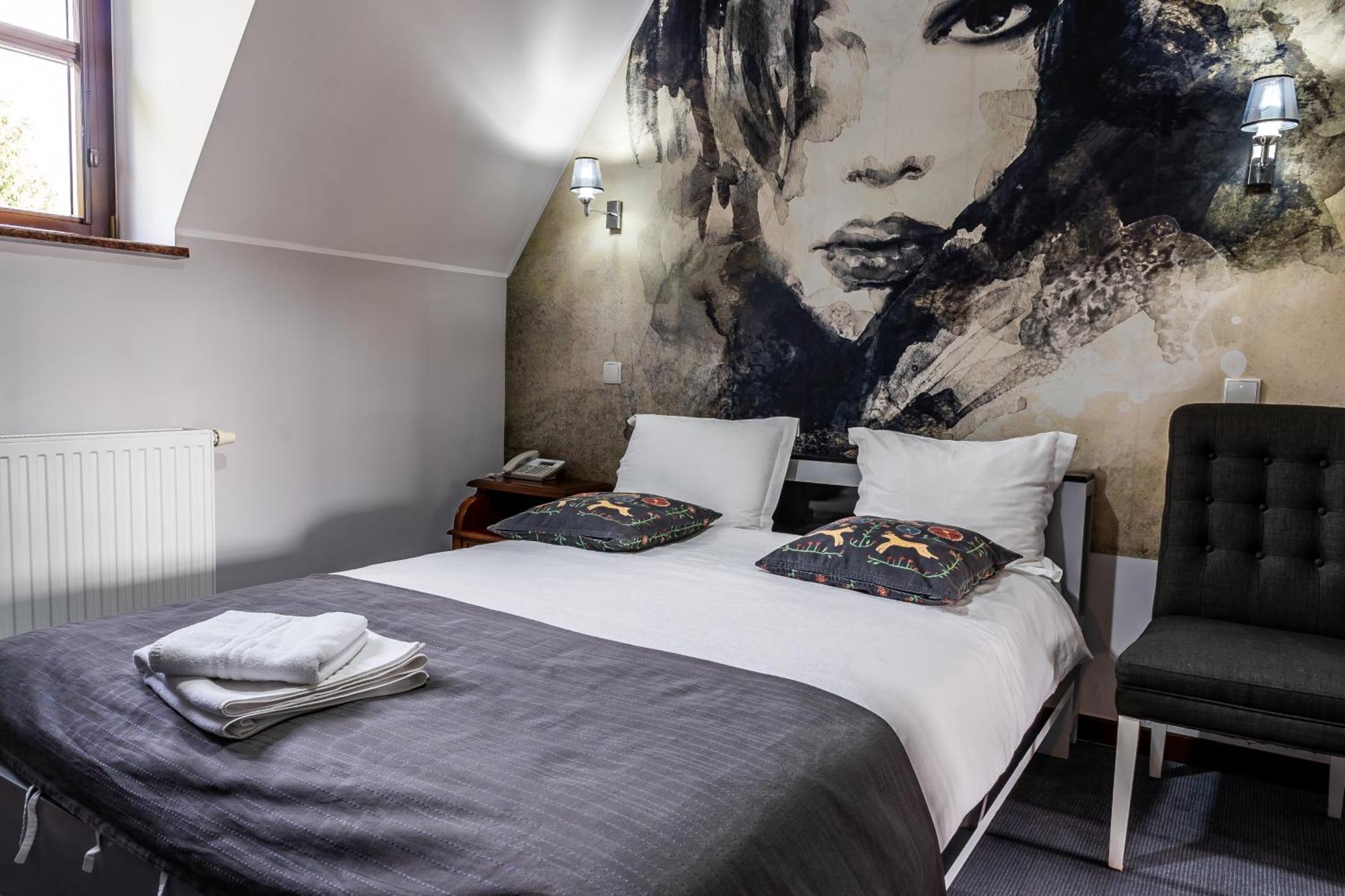 Biala Koszula Hotel เตลน ภายนอก รูปภาพ